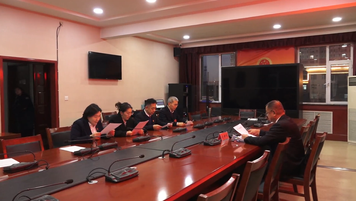 县十七届人大八次会议议案审查委员会召开会...